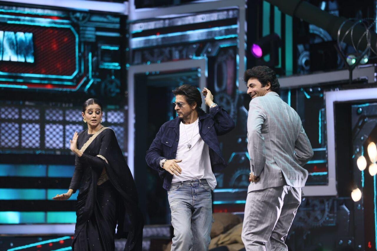 Sunil Grover joined Shah Rukh and Priyamani on the stage and danced with them